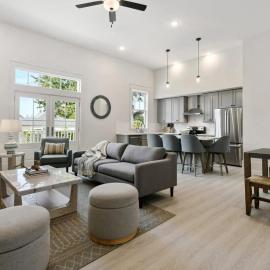 Gulf Coast Condo with Old Town BSL, hotell i Bay Saint Louis