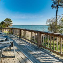 Gwynn's Island Gem | Private Beach & Bay Views, Hotel in Hudgins