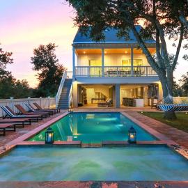 Coastal Retreat with Heated Pool Spa & Game Room, hotel in Bay Saint Louis