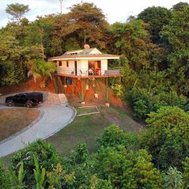 Villa Vista Hermosa - with breathtaking ocean view & WiFI, hotel in Quepos