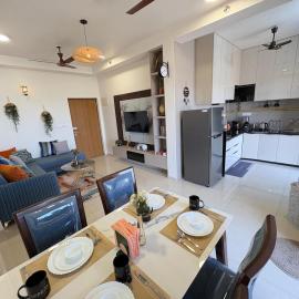 Skyline Haven 2 BHK 28 th Floor and pool, hotel a Dabhoda