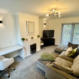 Comfortable 3BR house-parking close to city centre, hotel in Kidlington