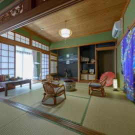 ようこそ月の宿へ, hotel u gradu Shindembaru
