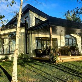 Le Betula - Nature Escape with Private Beach, Hotel in Saint-Félicien
