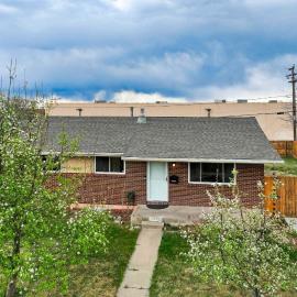 Spacious 3BR Home Sleeps 6 Near Denver&Red Rocks, hotel v destinaci Arvada
