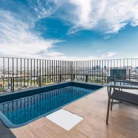 6 stars Panoramic Bright Designer 2bd Apt Skyline, hotel in Ban Na Song