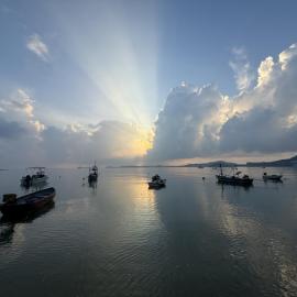 Spectacular Sunrise and Mountain Views, hotel in Mae Nam