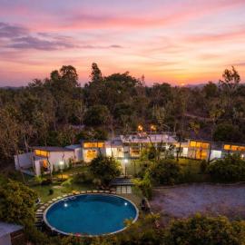 StayVista at SIHAYA with jacuzzi, mountain view & AC, khách sạn ở Mysore