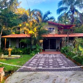 Cerro Azul Cabins, hotel u gradu Cerro Azul