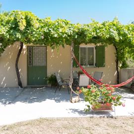 Joya's Little Farm Cottage, hotel in Svoronata