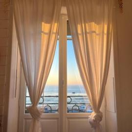Le Petit Café L'arriere Cour, hotel u gradu 'Cancale'