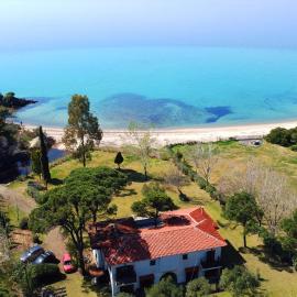 Hacienda Beachfront Villa, Spathies، فندق في نيكيتي