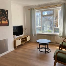 Spacious Apartment next to Commercial Road, hotel in Portsmouth
