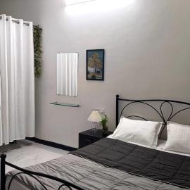 Cozy and couple friendly studio room, Hotel in Indore