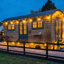 Secluded Countryside Shepherd's Hut on Working Farm near Audley, hotel u gradu Audley