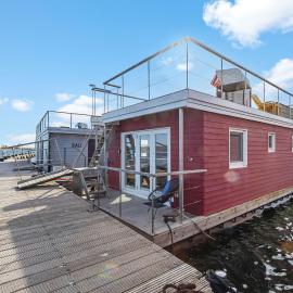 Hausboot "Mien Schipp" mit Sonnendeck im Yachthafen