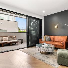 Chic Home with BBQ & Outdoor Dining, hotel in Carnegie