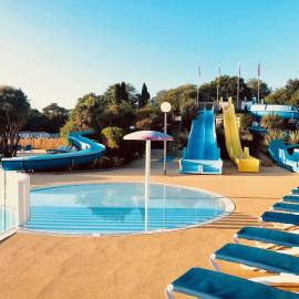 Mobil Home XXL 4 chambres - Camping Les Jardins du Morbihan, hotel v mestu Monterblanc