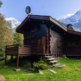 Mazot du Mont-Blanc w/View, Terrace & Stove, (Sleeps 4) - Happy Rentals, hotel in Chamonix