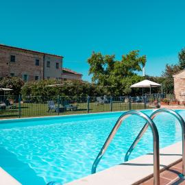 Belvedere Rosa Country House - Self-Catering Apartments with Pool and Views, hotell sihtkohas Mogliano