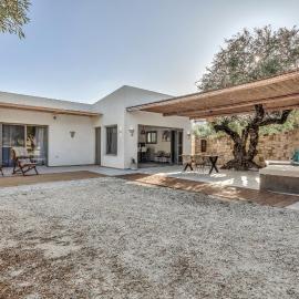 Natura Oliva House, hotel in Alikanas