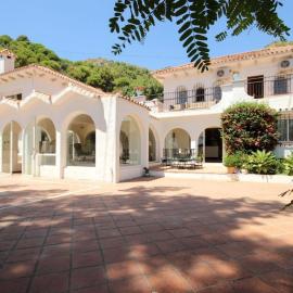Seven bedroom countryside villa