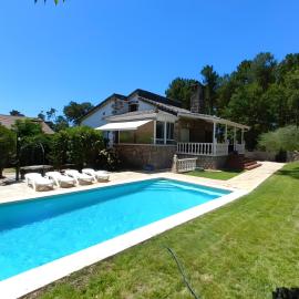 Casa Rural Los Pinos, hotell i La Adrada