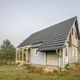Holzhaus am Waldrand