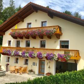 Haus Peschl Fewo 2, hotel u gradu 'Neureichenau'