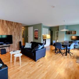Modern Mountain Apartment with Balcony & Views, מלון בHåra