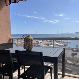 Incroyable vue sur mer pour ce T2 avec cabine, Le Capitole, hotel a Fréjus