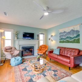 Walkable Escape in Dtwn Burgaw! Quiet Home w/ Yard, Hotel in Burgaw