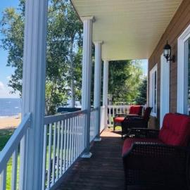 Les Quatre Vents - Lakefront & Private Beach, hotel in Saint-Félicien