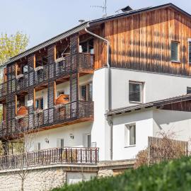 Silbernagl Terrasse - Blick zum See, Hotel in Issing