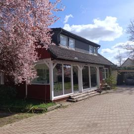 Helles Ferienhaus mit Kamin & idyllischen Garten