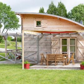 Chalet 5 personnes, proche canal, hotel in Landeleau