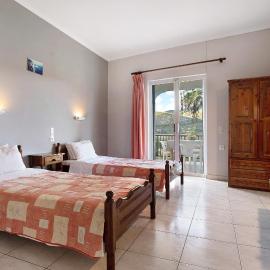 Dolphin Apartment 4, hotel a Keríon