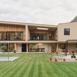 Trianglhof surrounded by vineyards, hotel in Bolzano
