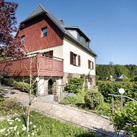Ferienhaus Pöhlbergblick Schindelba, hotel in Großrückerswalde