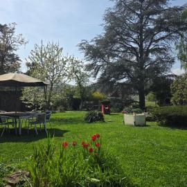 Le nid des volcans, jardin, brasero & bain nordique – hotel w mieście Châtel-Guyon