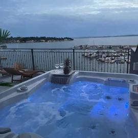 Sunset Penthouse with Jacuzzi & Seaview