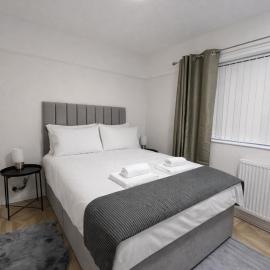 Spacious & Modern 2BR Flat in Bury Town Centre