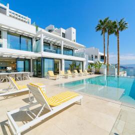 Luxury Retreat with Pool, Jacuzzi, Cinema & Gym - Villa Riviera
