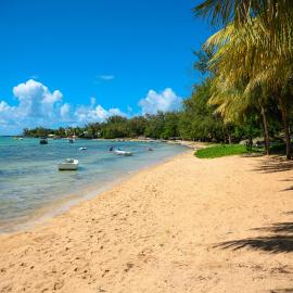 Beachfront Duplex with Estate Pool, hotel in Bain Boeuf