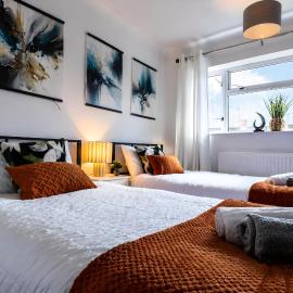 h-Modern 3 Bed House -Garden-Free Parking for 3 cars -Ideal for Contractors & Families