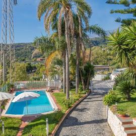 Da Pietro - Villa Con Piscina, hotel v destinaci Giarre
