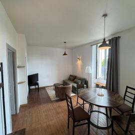 Cocon urbain avec jardin - appartement proche hôpital, hotel in Angers