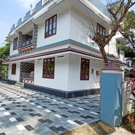 5BHK Home Away To Nature Escape in Town, Hotel in Adūr