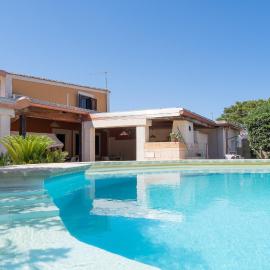 Villa piscina a due passi dal mare