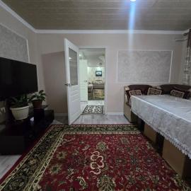 Azis Hostel, hotel a Karatëbë
